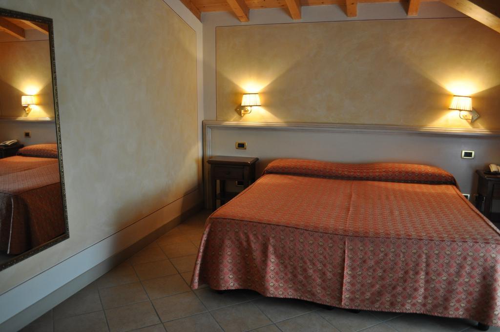 Hotel La Corte Bedizzole Ruang foto